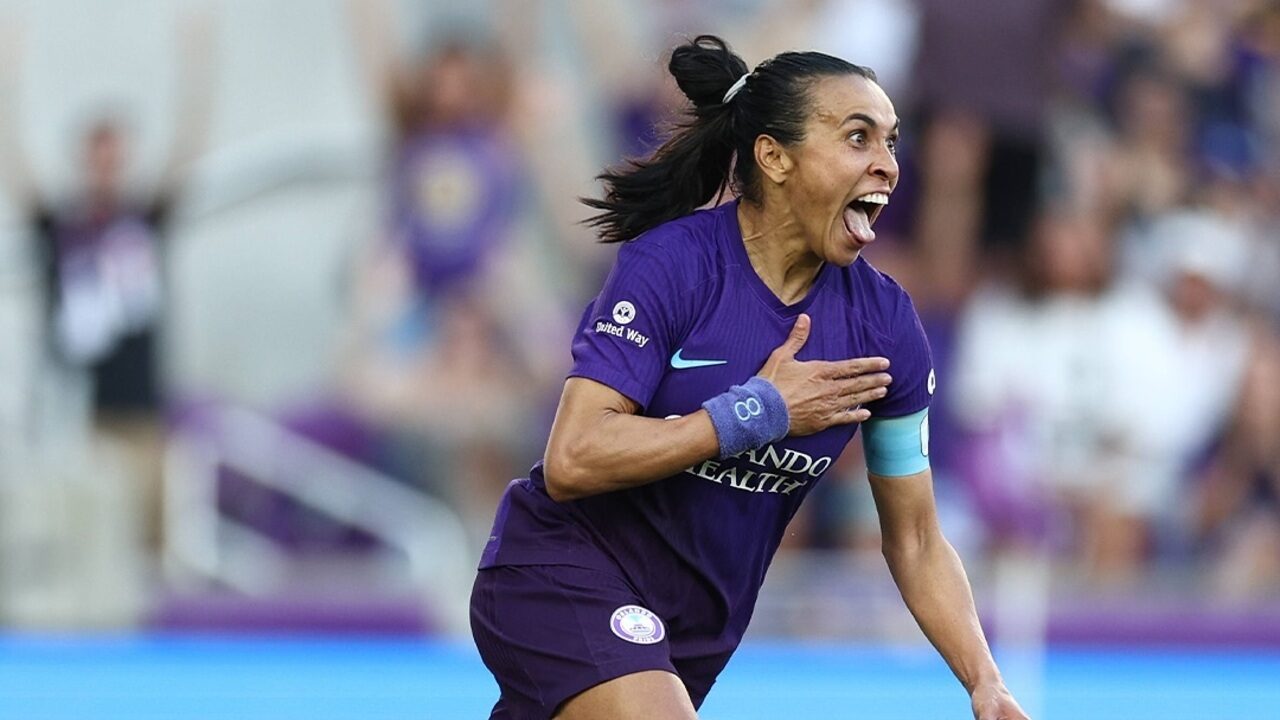 Jogadora de futebol comemorando uma conquista no campo