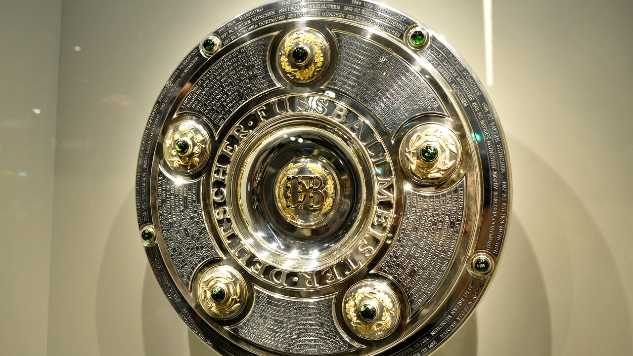 Gerd Müller, o maior artilheiro da Bundesliga, comemorando um gol histórico