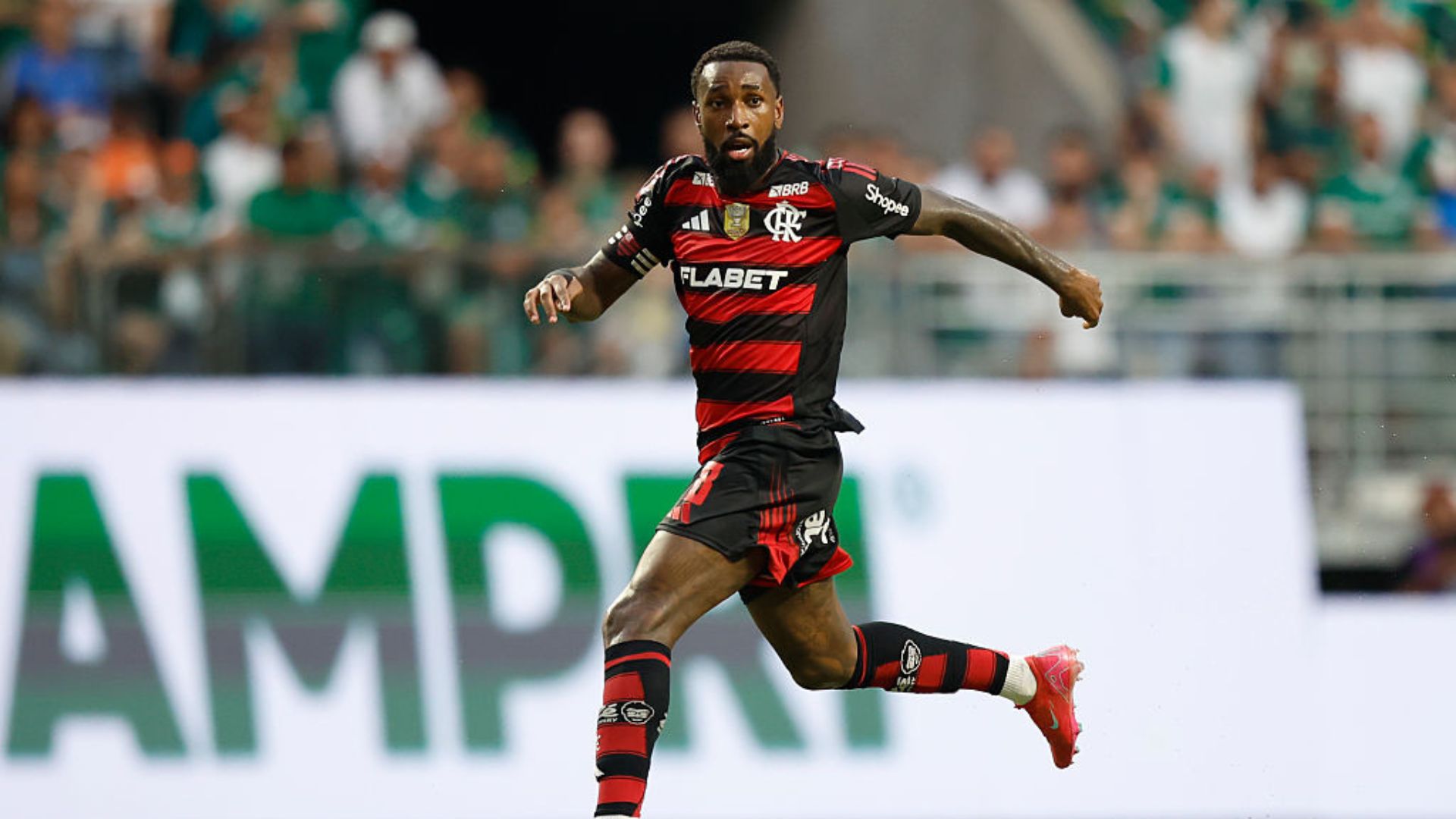 Gerson em campo durante partida do Flamengo
