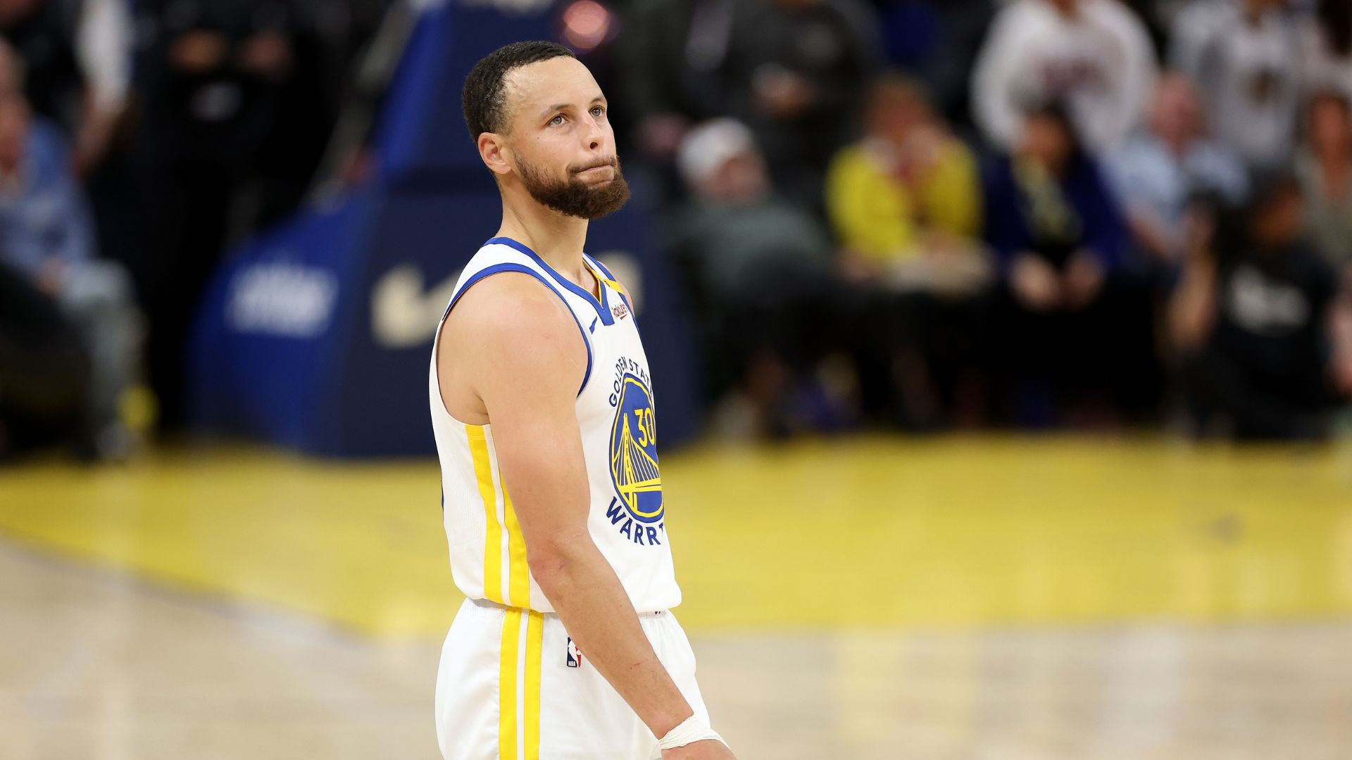 Equipe do Golden State Warriors em quadra durante jogo da NBA