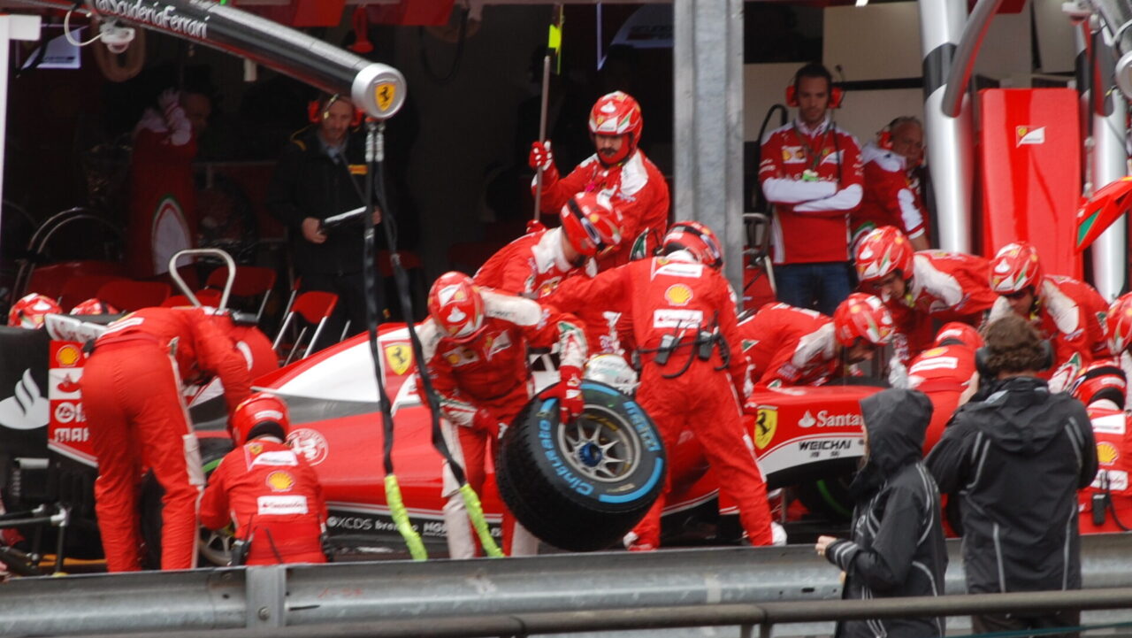 Jenson Button da equipe McLaren celebrando a vitória no GP do Canadá de 2011