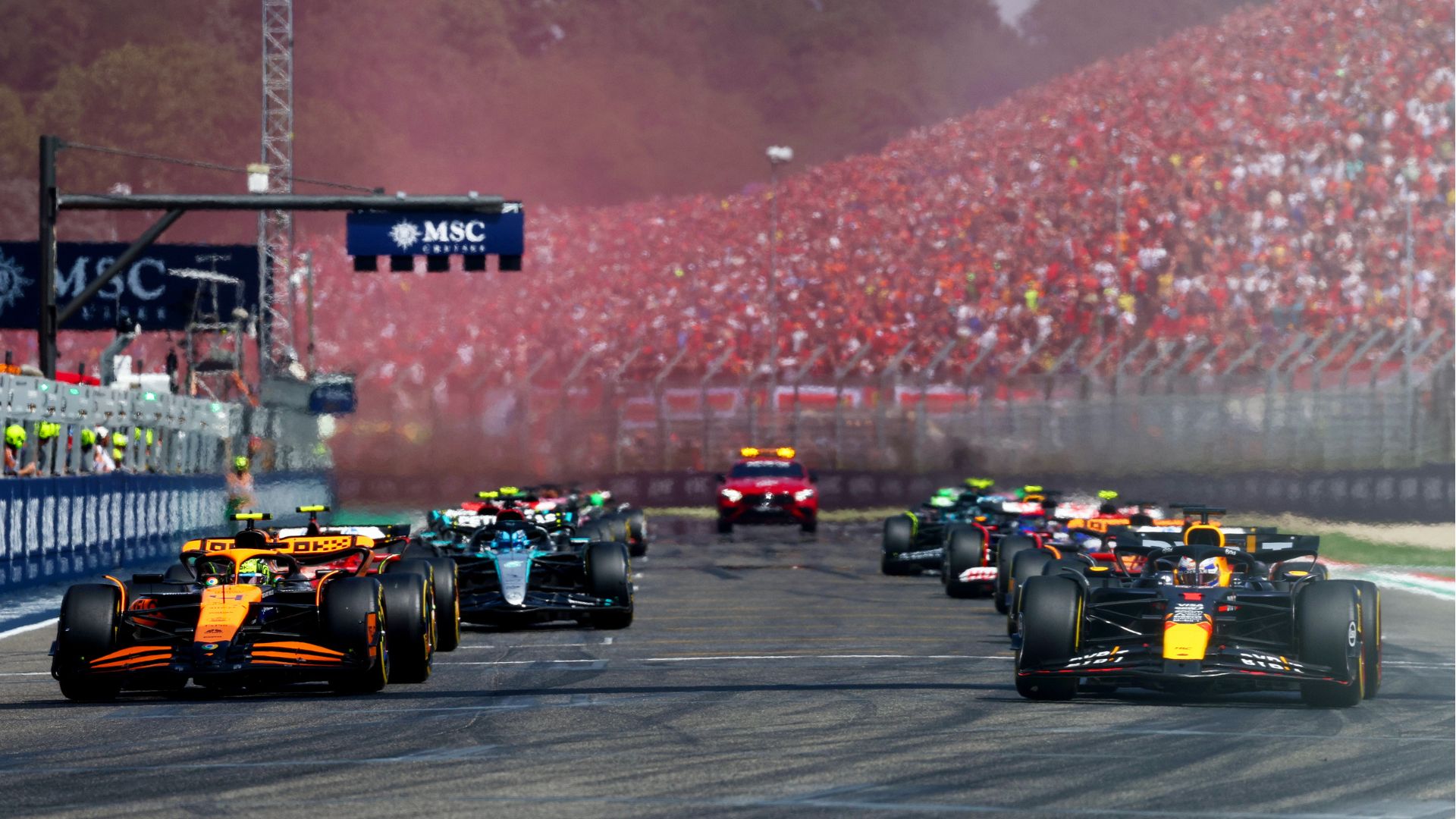 Pilotos acelerando na pista durante o GP da Emilia-Romagna