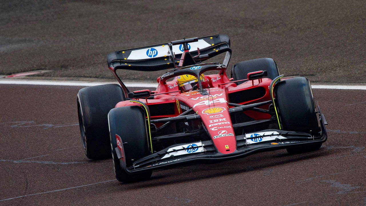 Lewis Hamilton conduzindo seu carro durante o Grande Prêmio da Emilia-Romagna de 2025