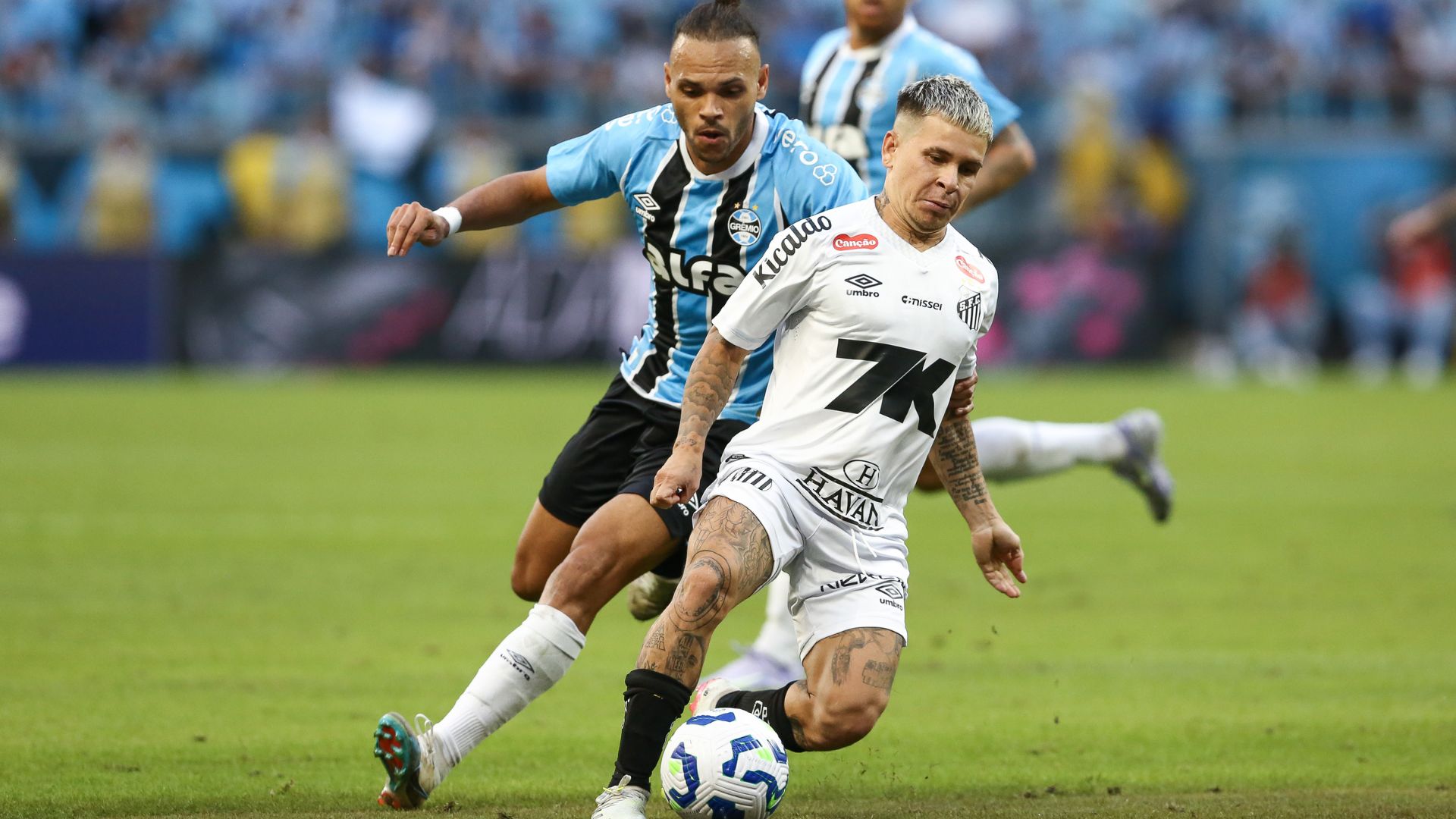 Cristian Olivera marca o gol da vitória do Grêmio sobre o Santos