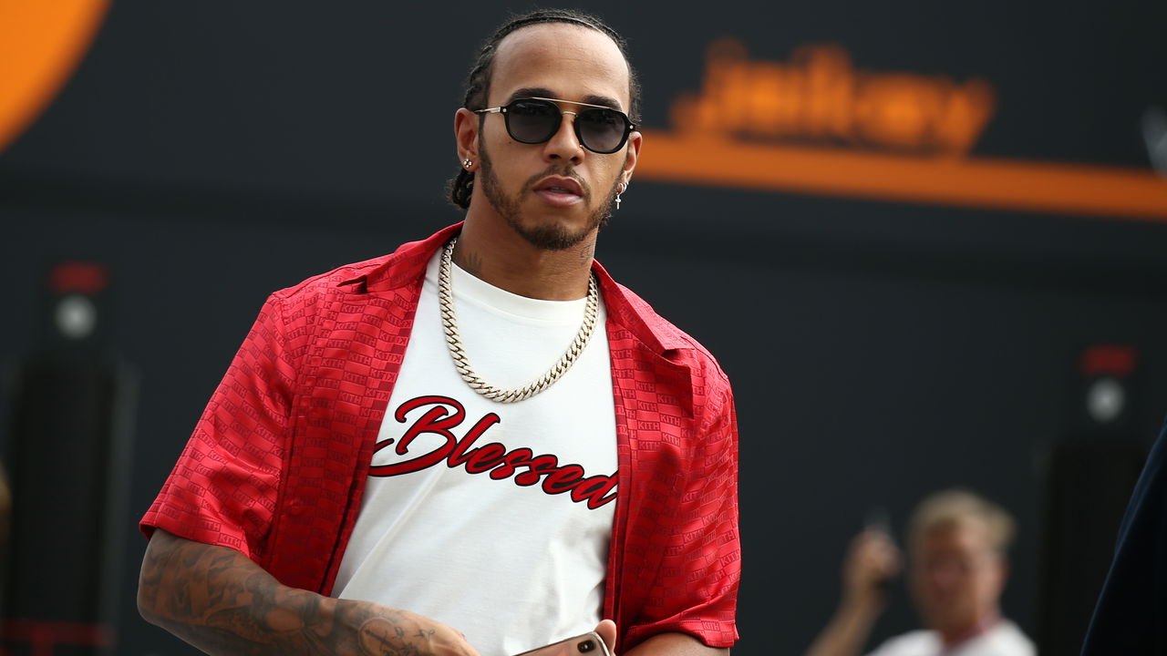 Hamilton e Verstappen competindo lado a lado nas pistas da Fórmula 1