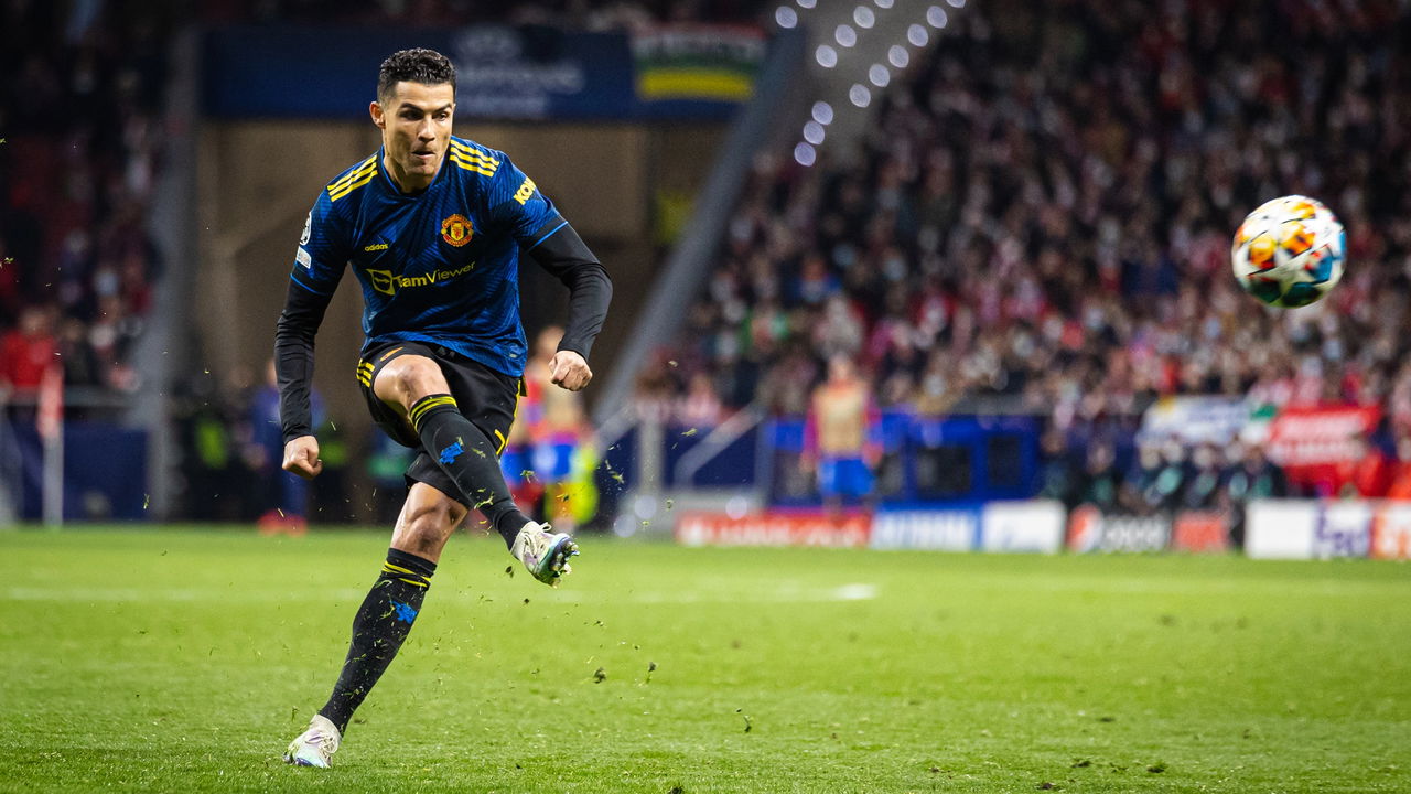 Jogador comemorando após marcar um hat-trick