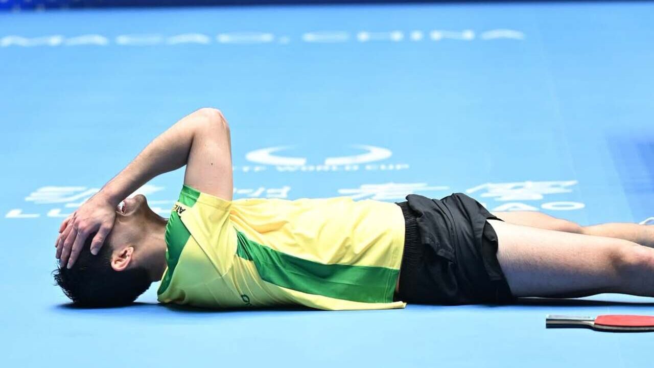 Hugo Calderano celebrando sua vitória na Copa do Mundo de Tênis de Mesa