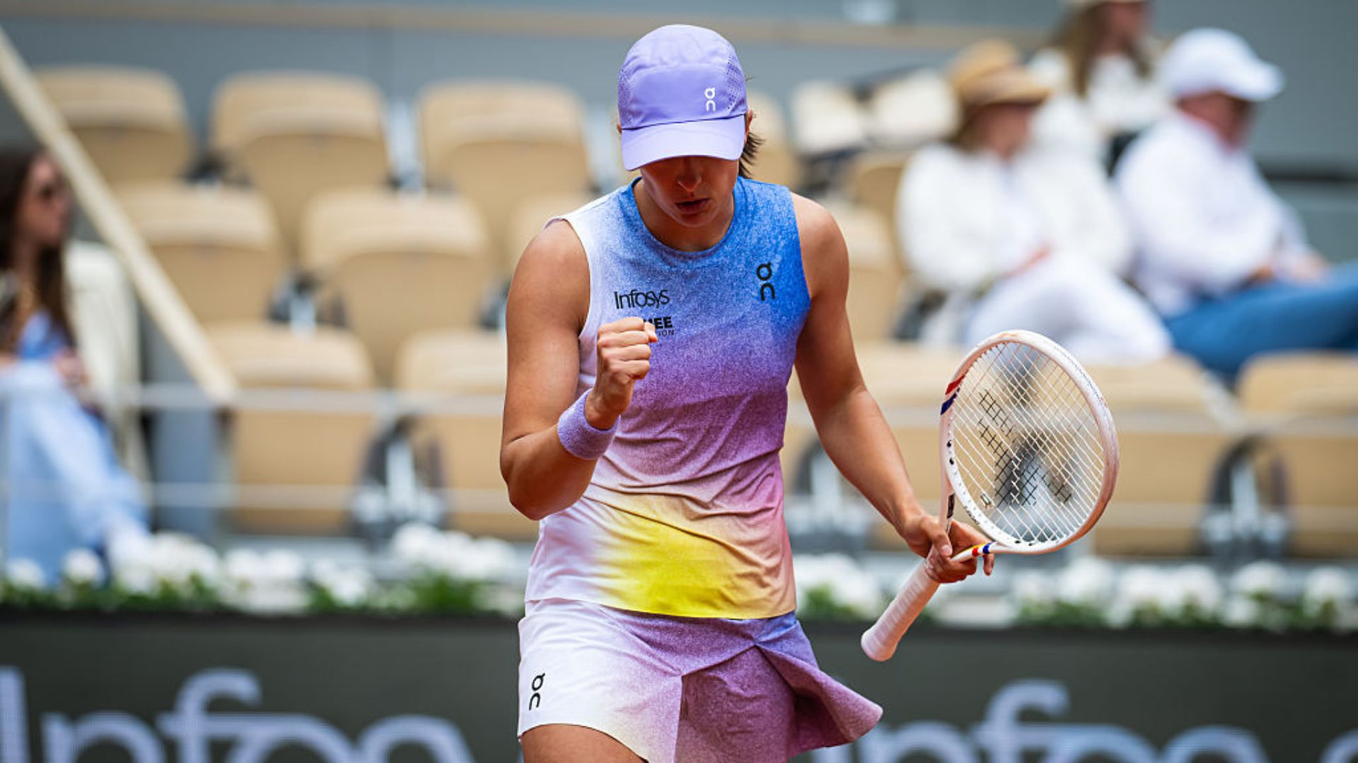 news.img_alt Iga Swiatek comemorando vitória sobre Emma Raducanu em Roland Garros