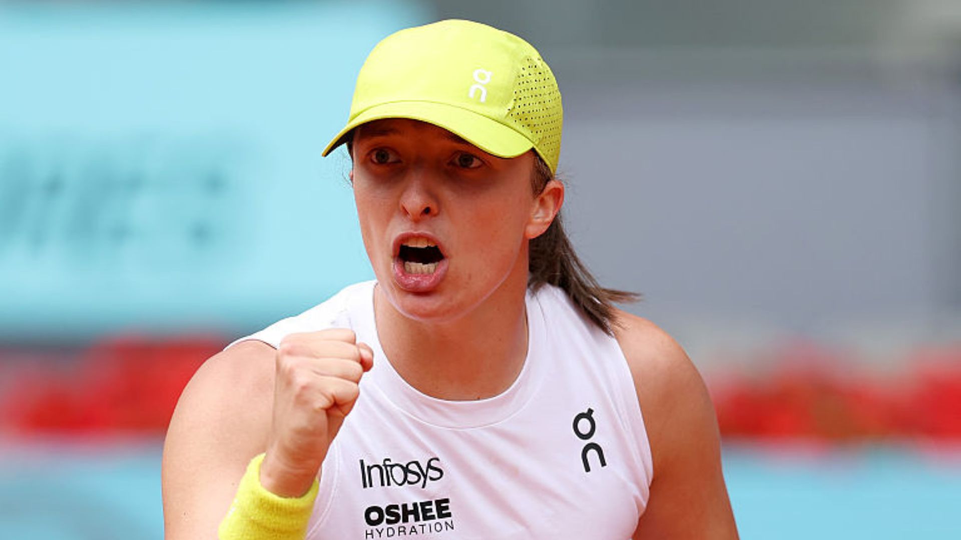 Iga Swiatek comemorando vitória em Madrid Open