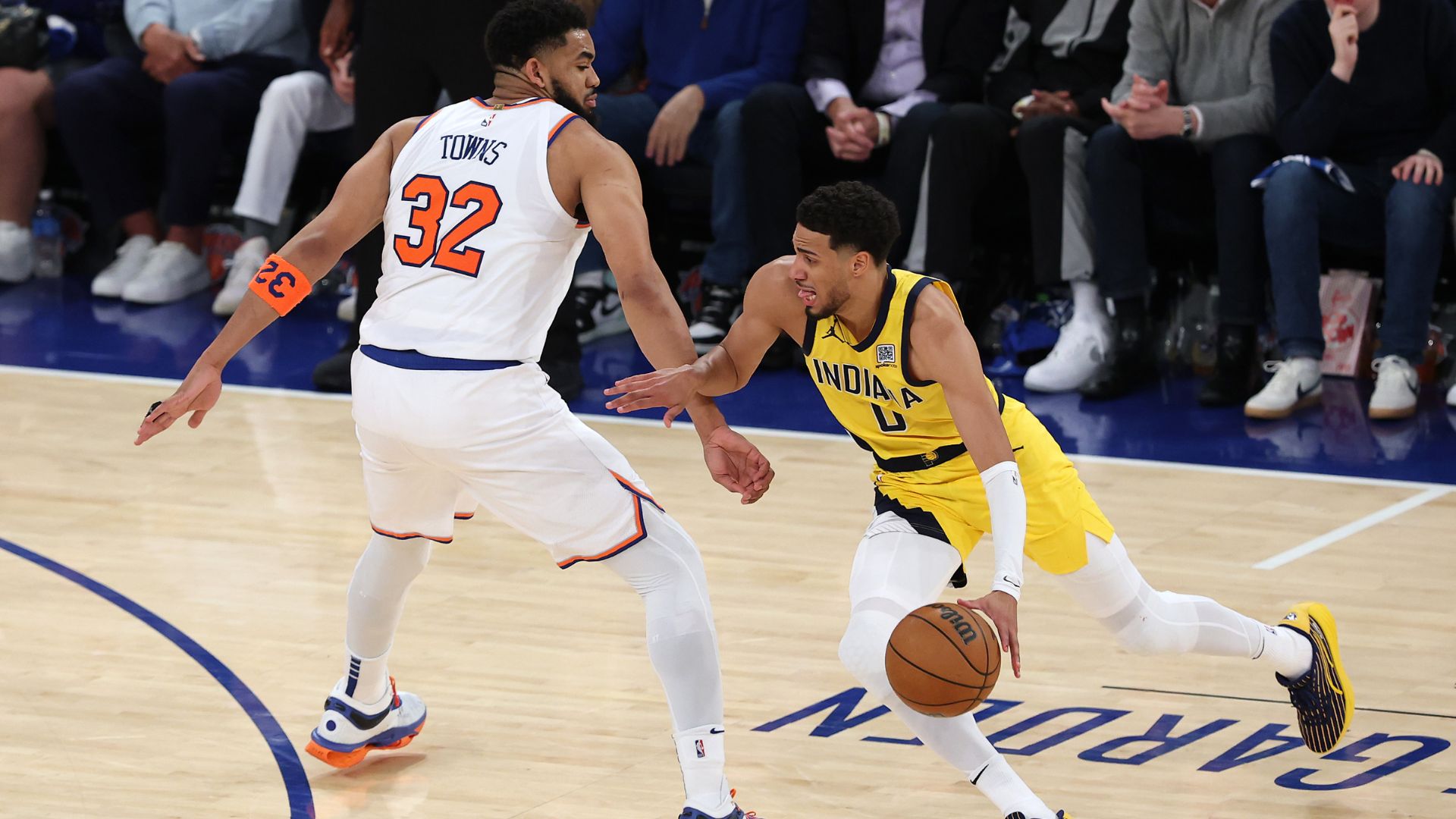 news.img_alt Tyrese Haliburton comemorando ponto durante o jogo entre Indiana Pacers e New York Knicks nos playoffs da NBA