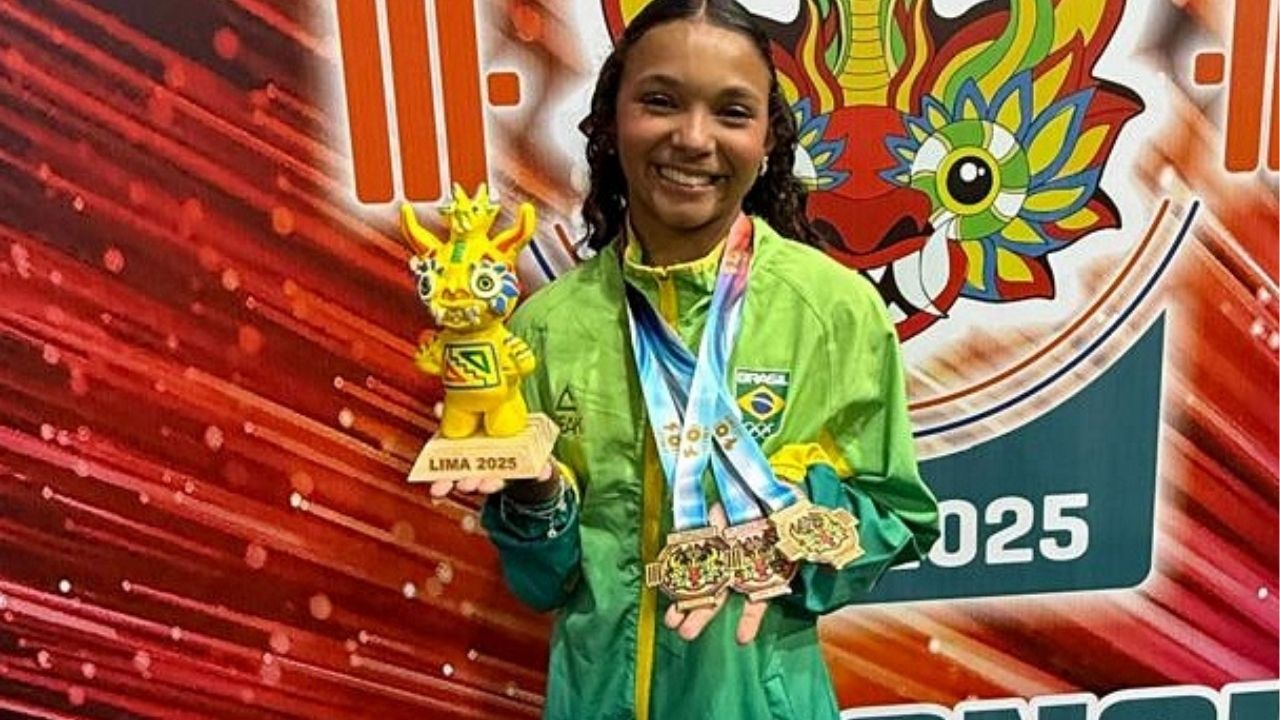 Isanelly da Silva levantando peso no Campeonato Mundial Sub-17 de Levantamento de Peso
