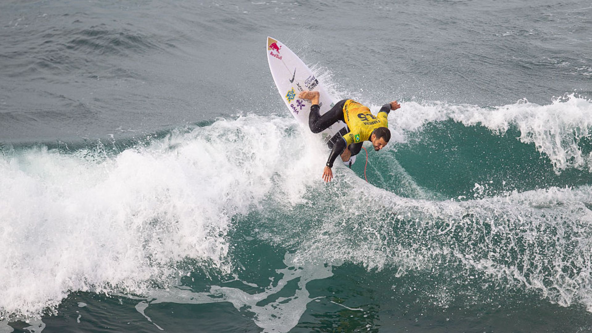 Italo Ferreira vencendo bateria na etapa de Gold Coast da WSL