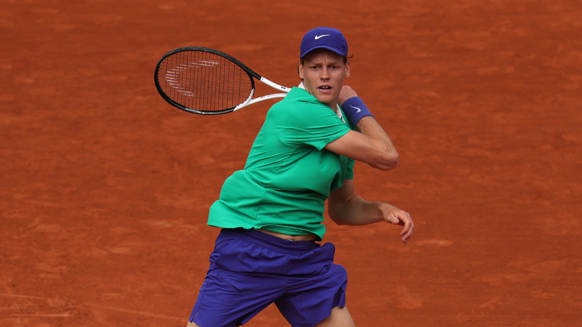 Jannik Sinner comemora vitória sobre Alexander Bublik em Roland Garros 2025