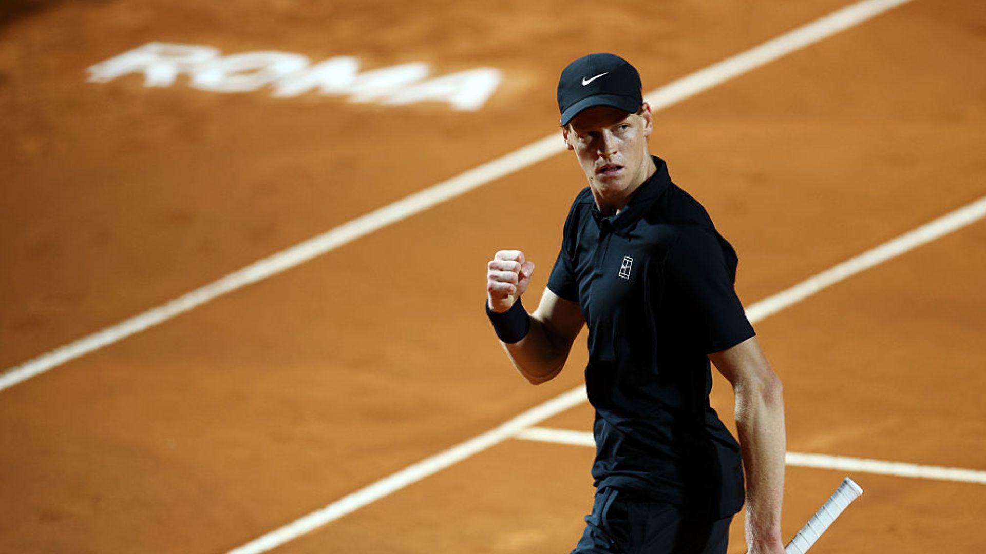 Jannik Sinner comemorando vitória sobre Tommy Paul no Roma Open 2025