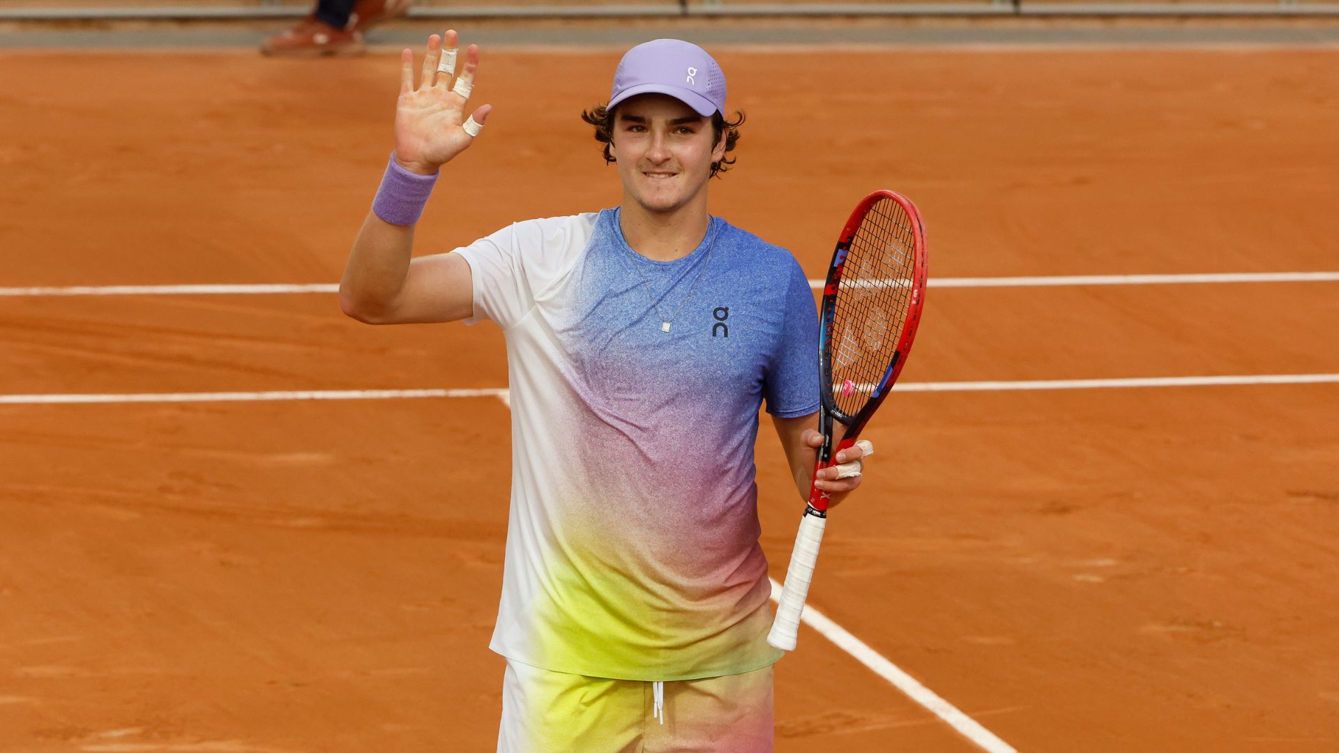 news.img_alt João Fonseca conquistando a vitória em Roland Garros