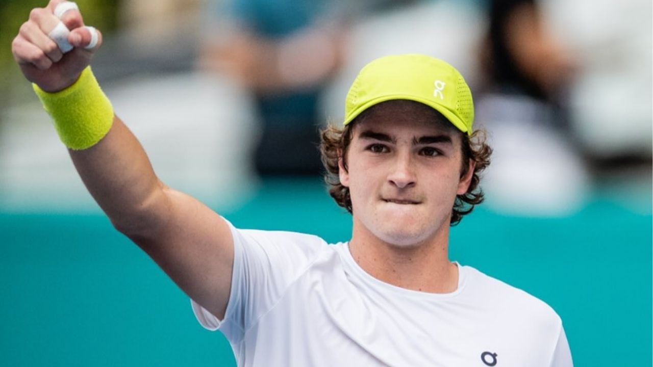 João Fonseca em ação nas quadras, demonstrando sua dedicação e técnica inspiradas em Federer