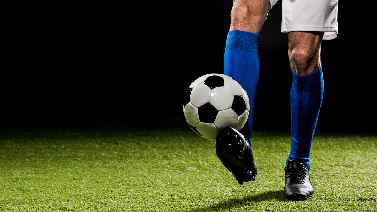 Jogador de futebol alto se destacando em jogo aéreo