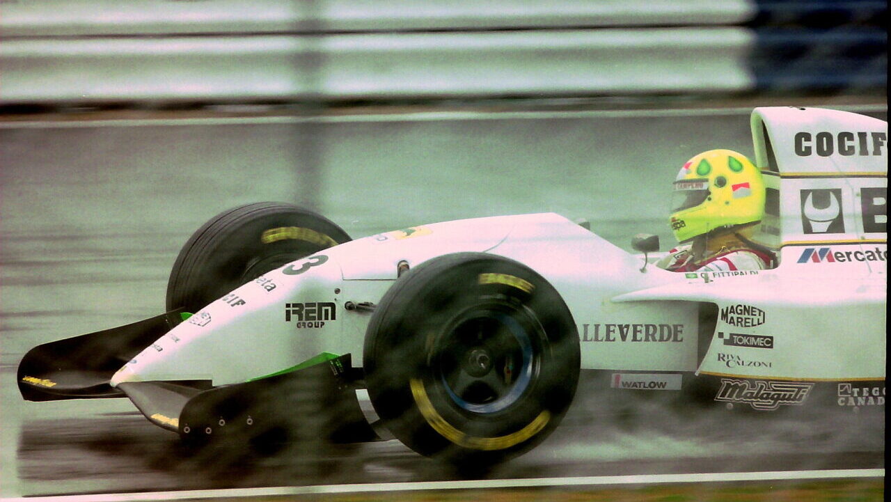 Jovem piloto brasileiro acelerando em pista de corrida