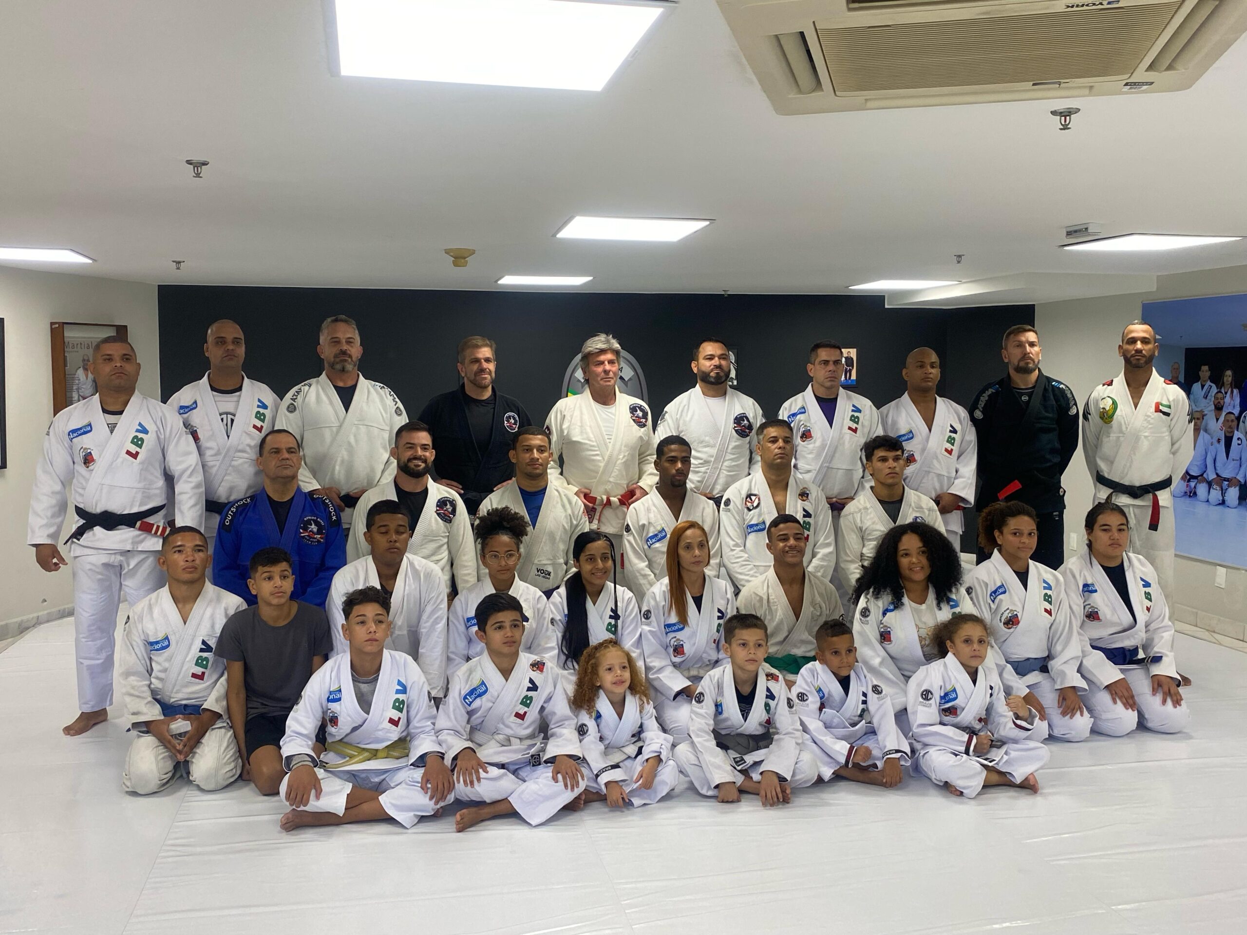 Jovens do Projeto Geração Maré de Jiu-Jitsu Social visitam o STF em Brasília