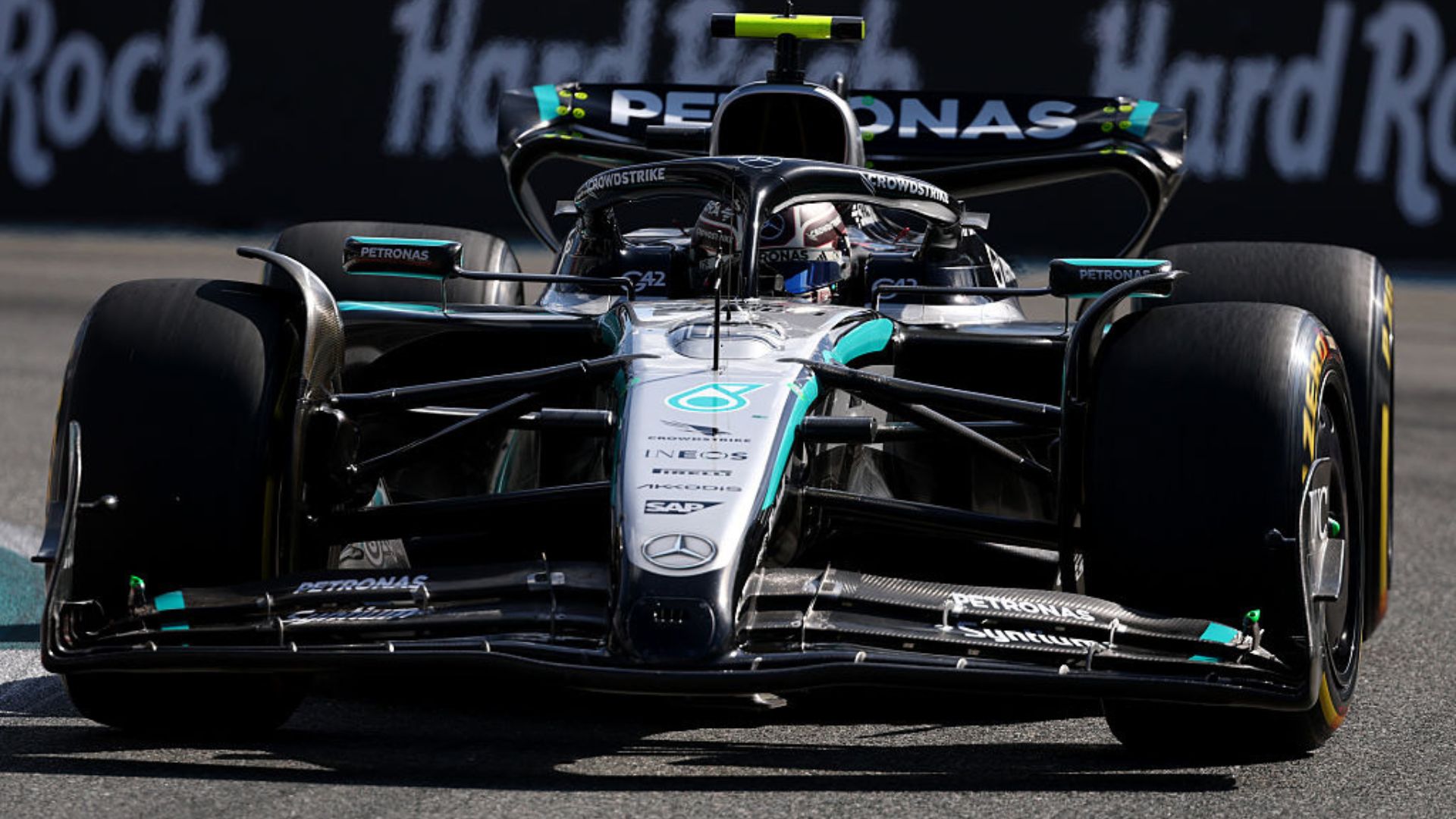Jovem piloto Andrea Kimi Antonelli comemora a pole position no GP de Miami