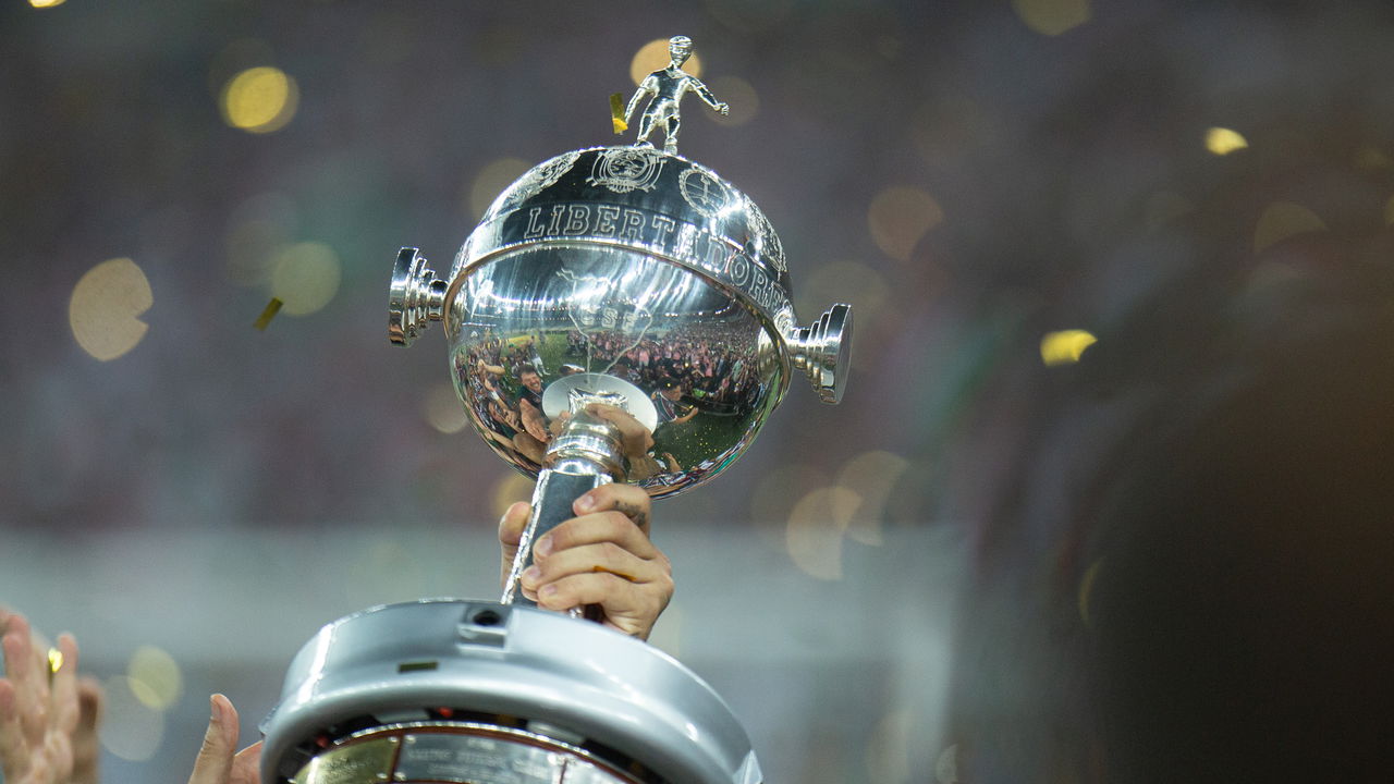 O jovem talento Lautaro Acosta celebra seu gol na final da Libertadores, tornando-se o jogador mais jovem a marcar nessa competição.
