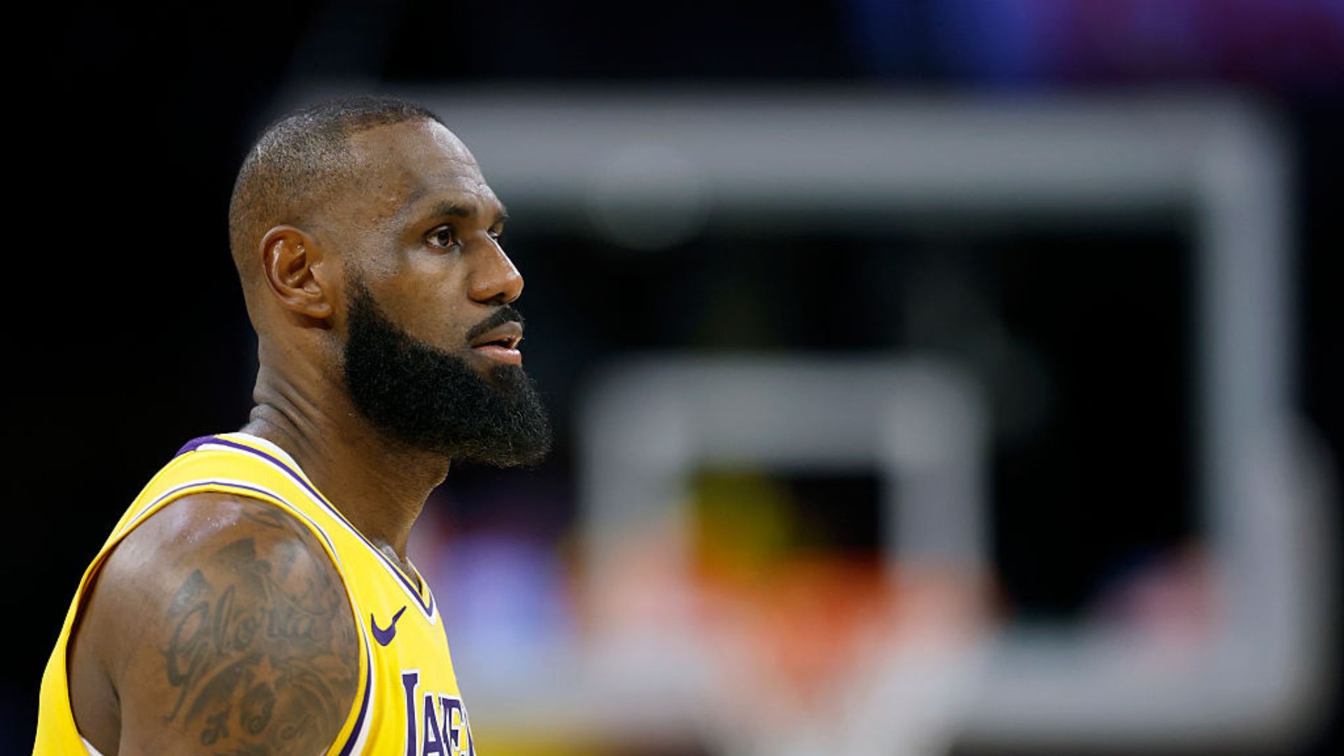 LeBron James e Luka Doncic em quadra em jogo dos Lakers na NBA