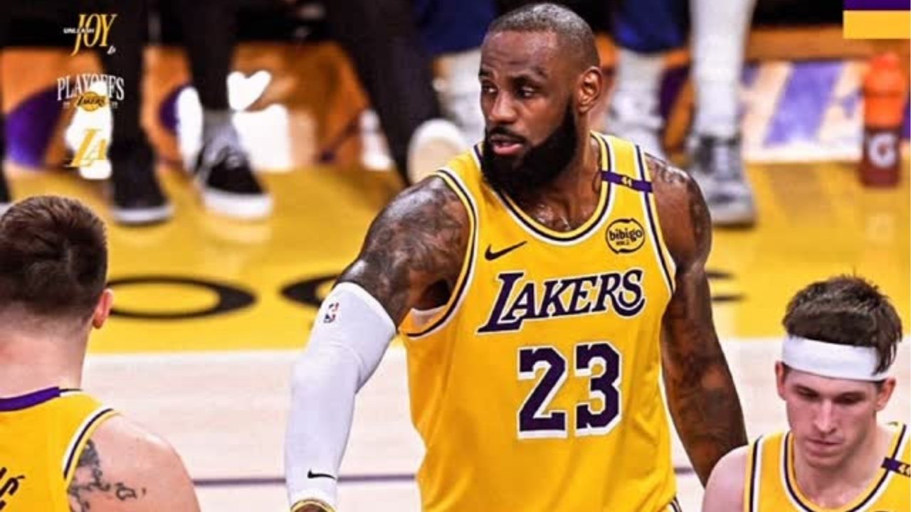 LeBron James em quadra, representando os Los Angeles Lakers.
