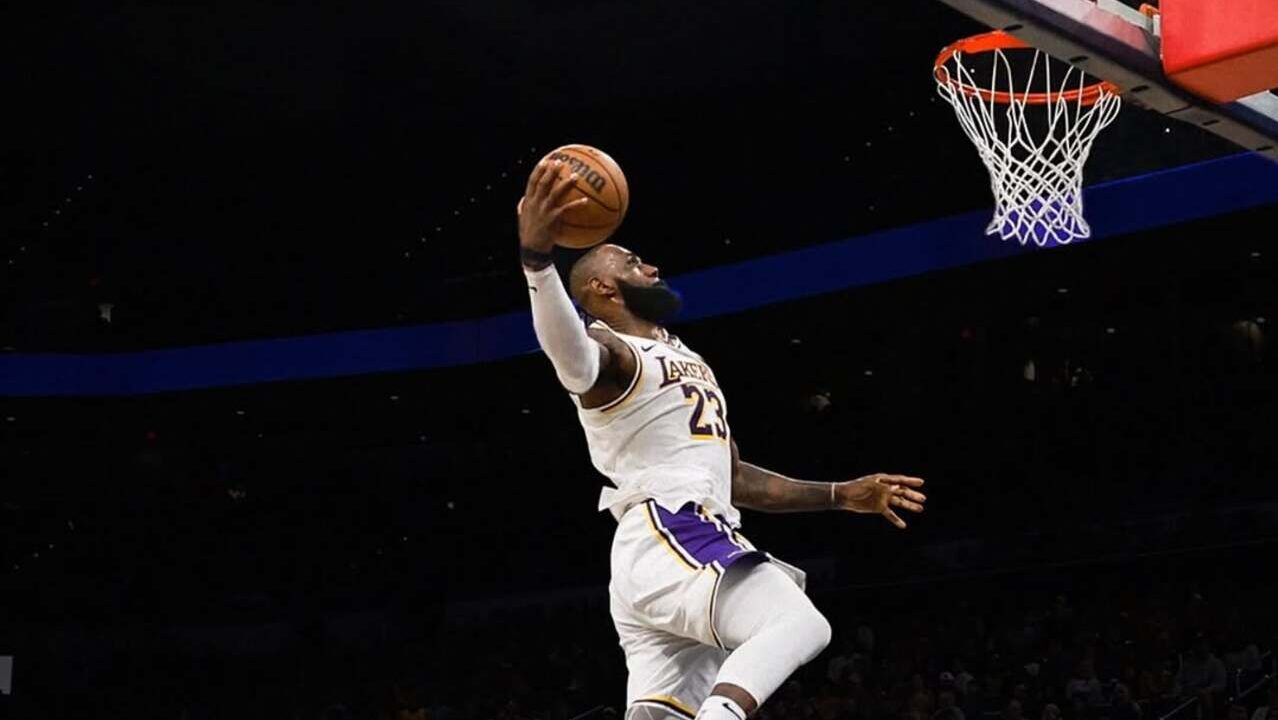 LeBron James e Stephen Curry em ação na quadra de basquete
