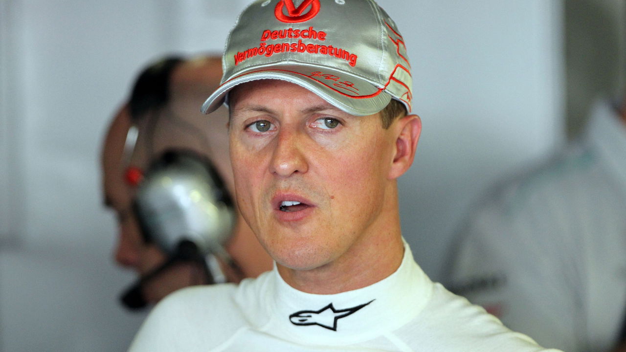 Capacete autografado por Michael Schumacher e outros campeões mundiais no leilão em apoio à Race Against Dementia