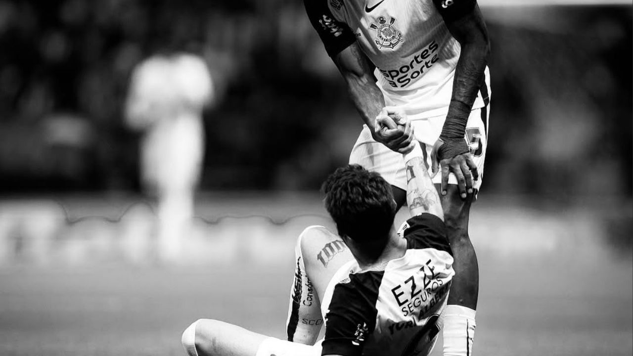 Yuri Alberto sendo atendido após lesão durante partida