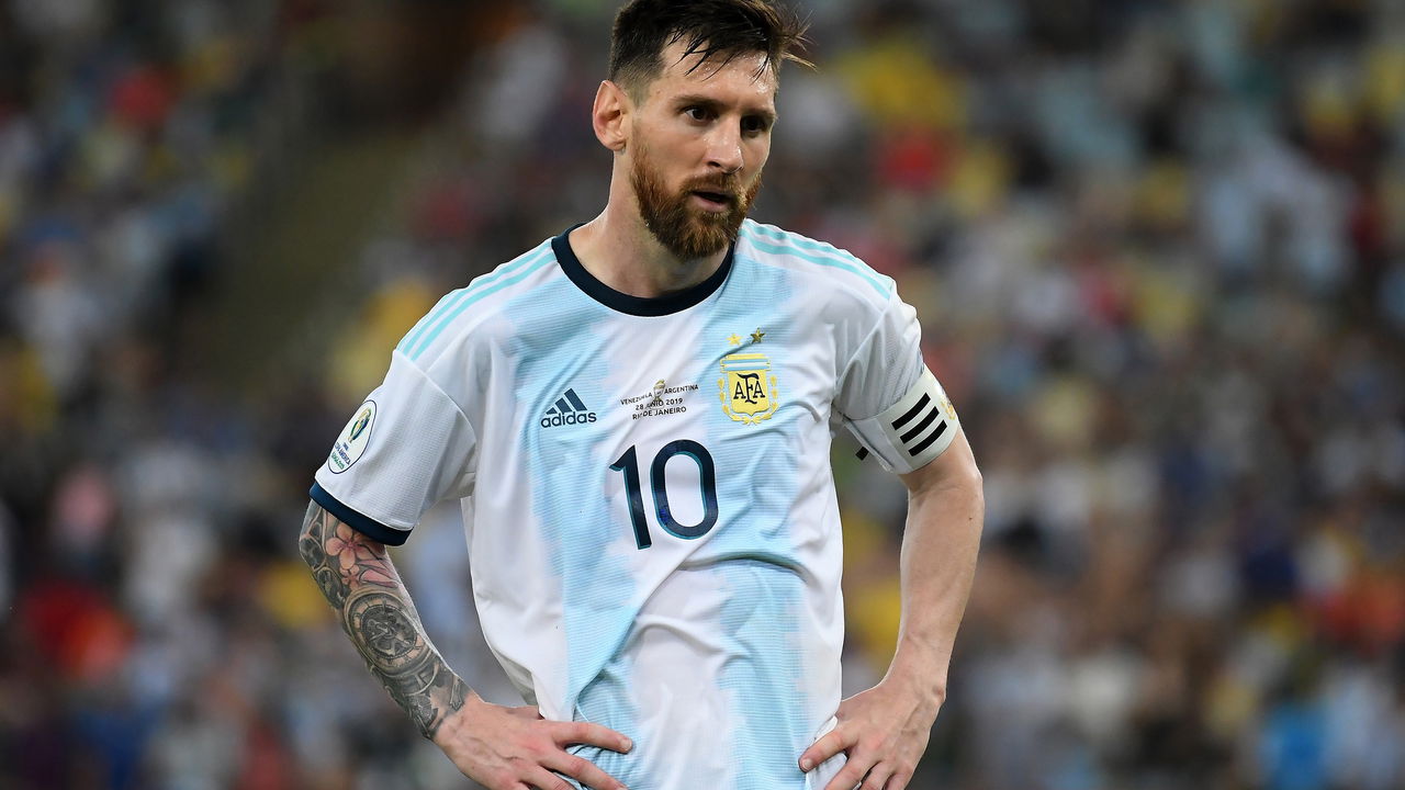 Lionel Messi celebrando sua oitava Bola de Ouro em um momento histórico.
