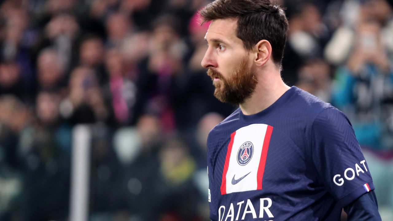 Lionel Messi erguendo a Copa do Mundo: um momento histórico de consagração no futebol