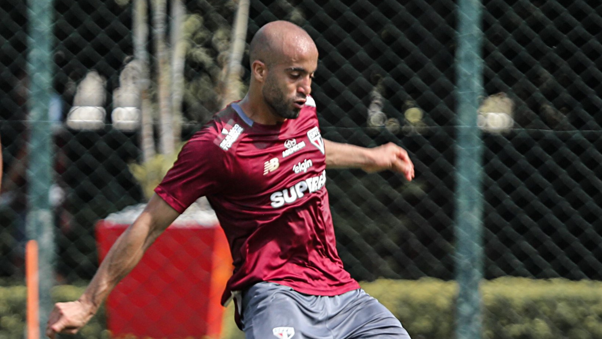Lucas Moura protestando contra o uso de gramados sintéticos no futebol