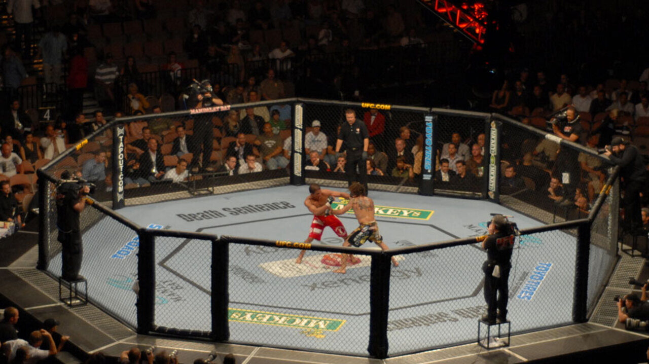 Lutador celebrando a vitória no UFC
