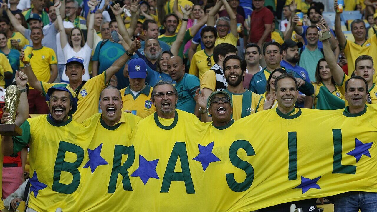 Seleção Brasileira celebrando a vitória histórica com 14 gols em um único jogo