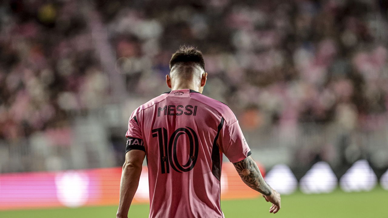 news.img_alt Dois jogadores de futebol comemorando um gol