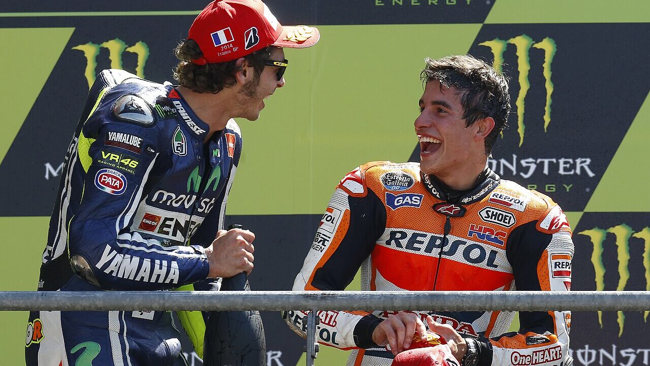 news.img_alt Marc Márquez e Valentino Rossi em plena batalha na pista da MotoGP