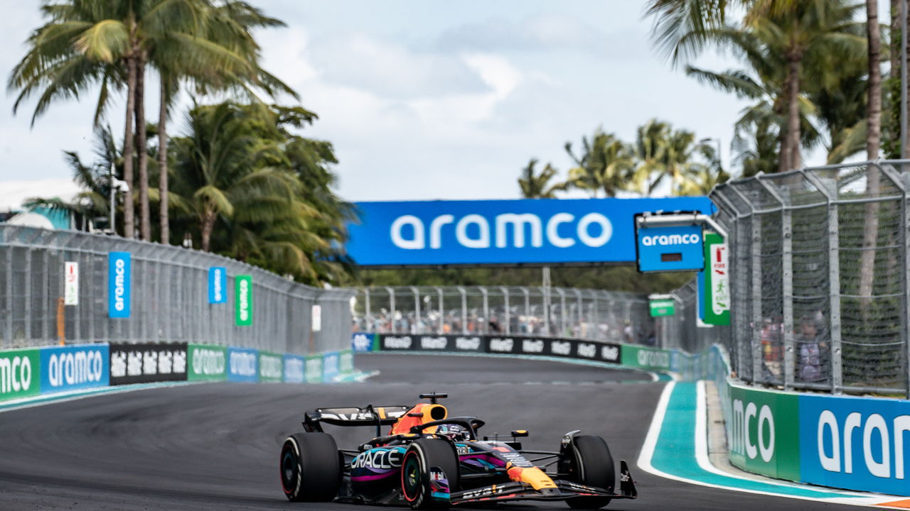 Max Verstappen celebrando após conquistar a pole position na Fórmula 1
