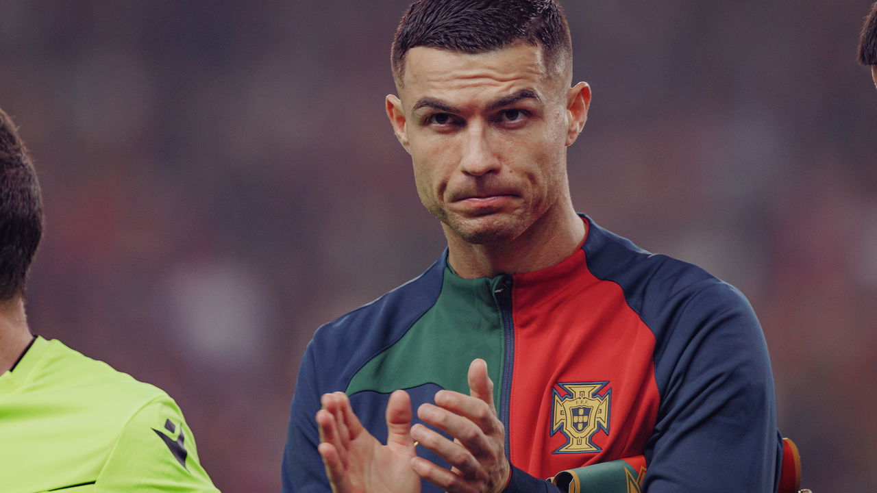 Messi e Cristiano Ronaldo em campo, celebrando seus recordes e legado no futebol mundial