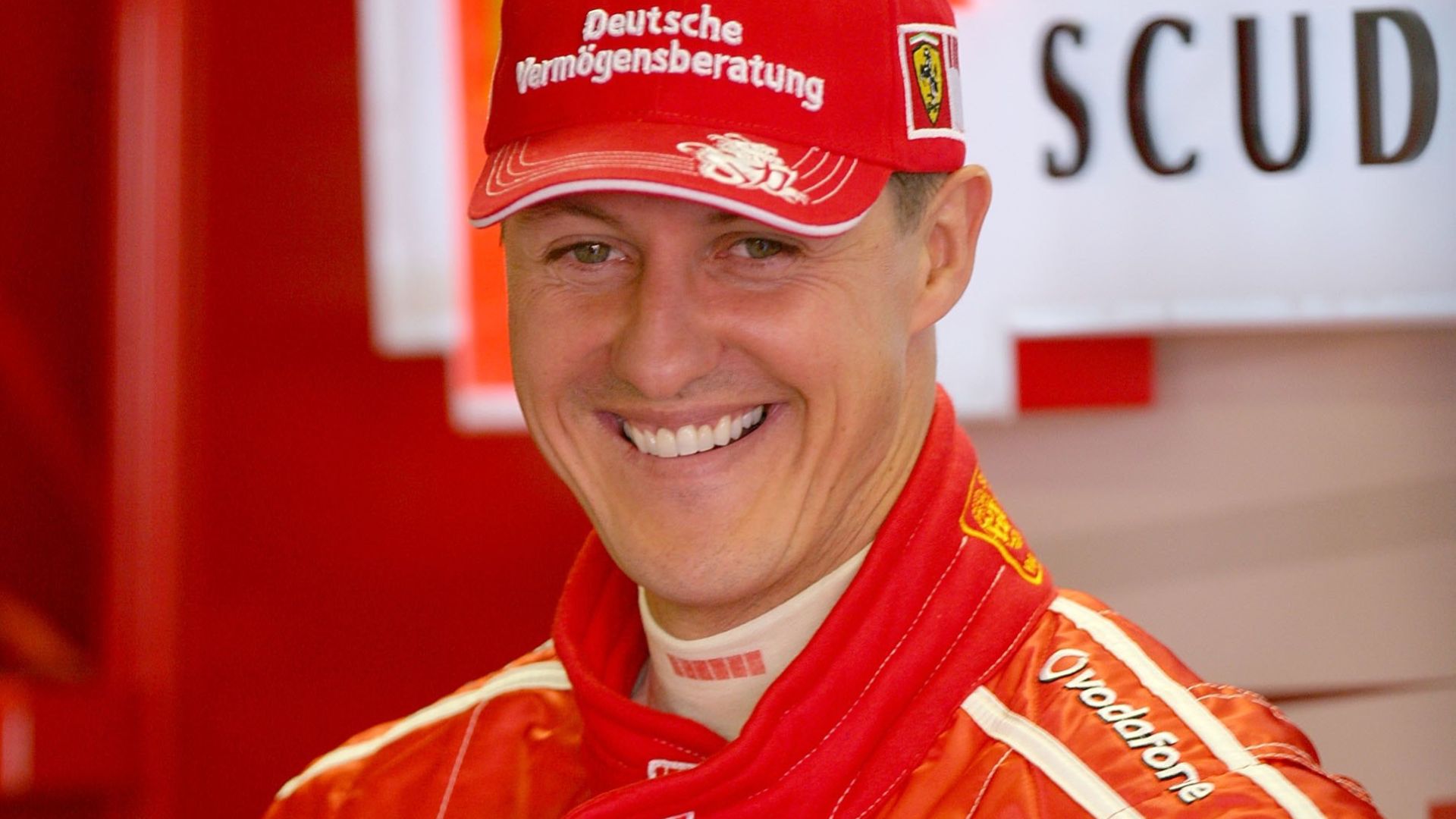 Michael Schumacher e sua esposa assinam capacete para conscientização sobre demência