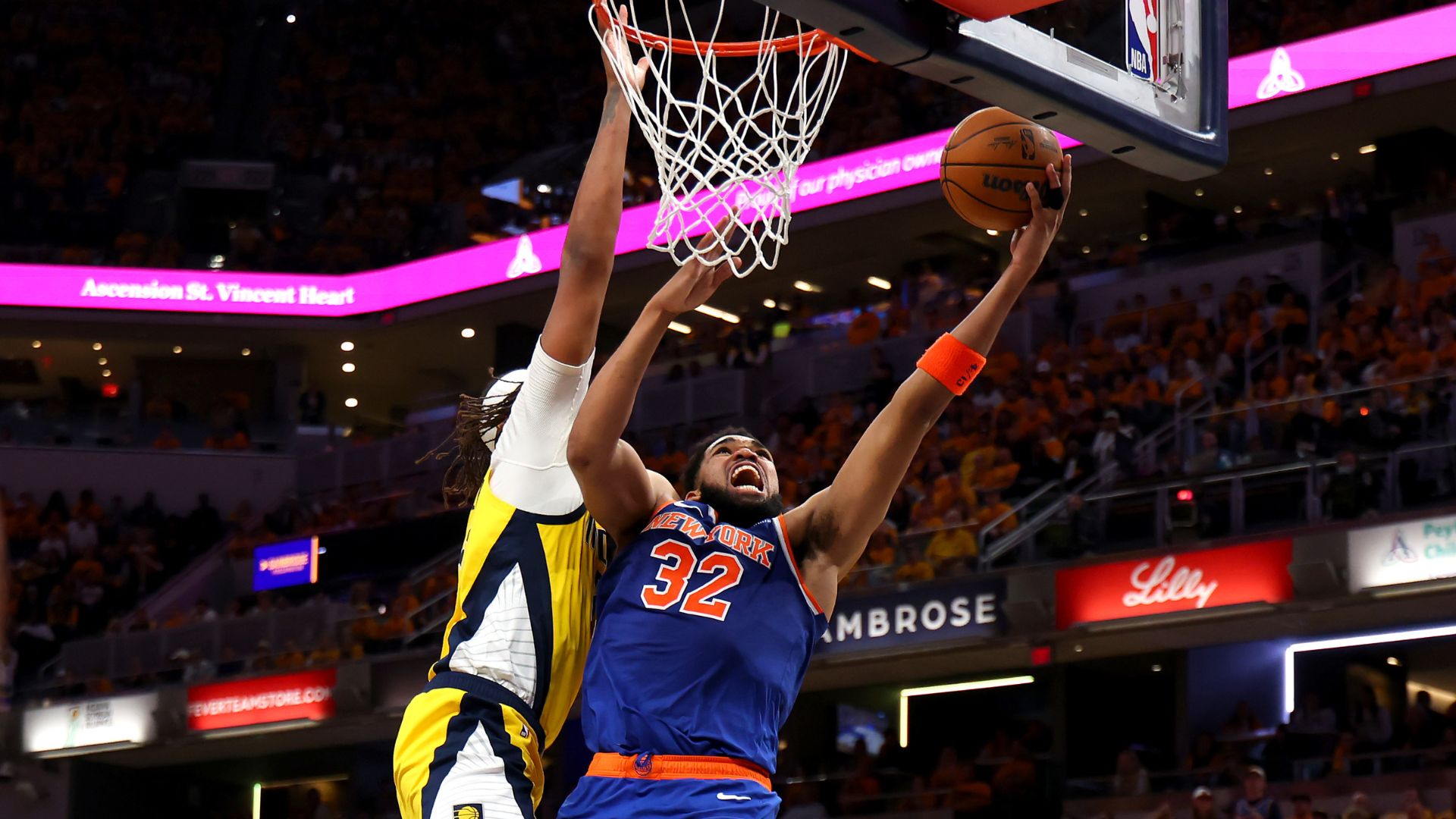 Karl-Anthony Towns do New York Knicks e Anthony Edwards do Minnesota Timberwolves em ação durante jogos das finais da NBA 2024/2025