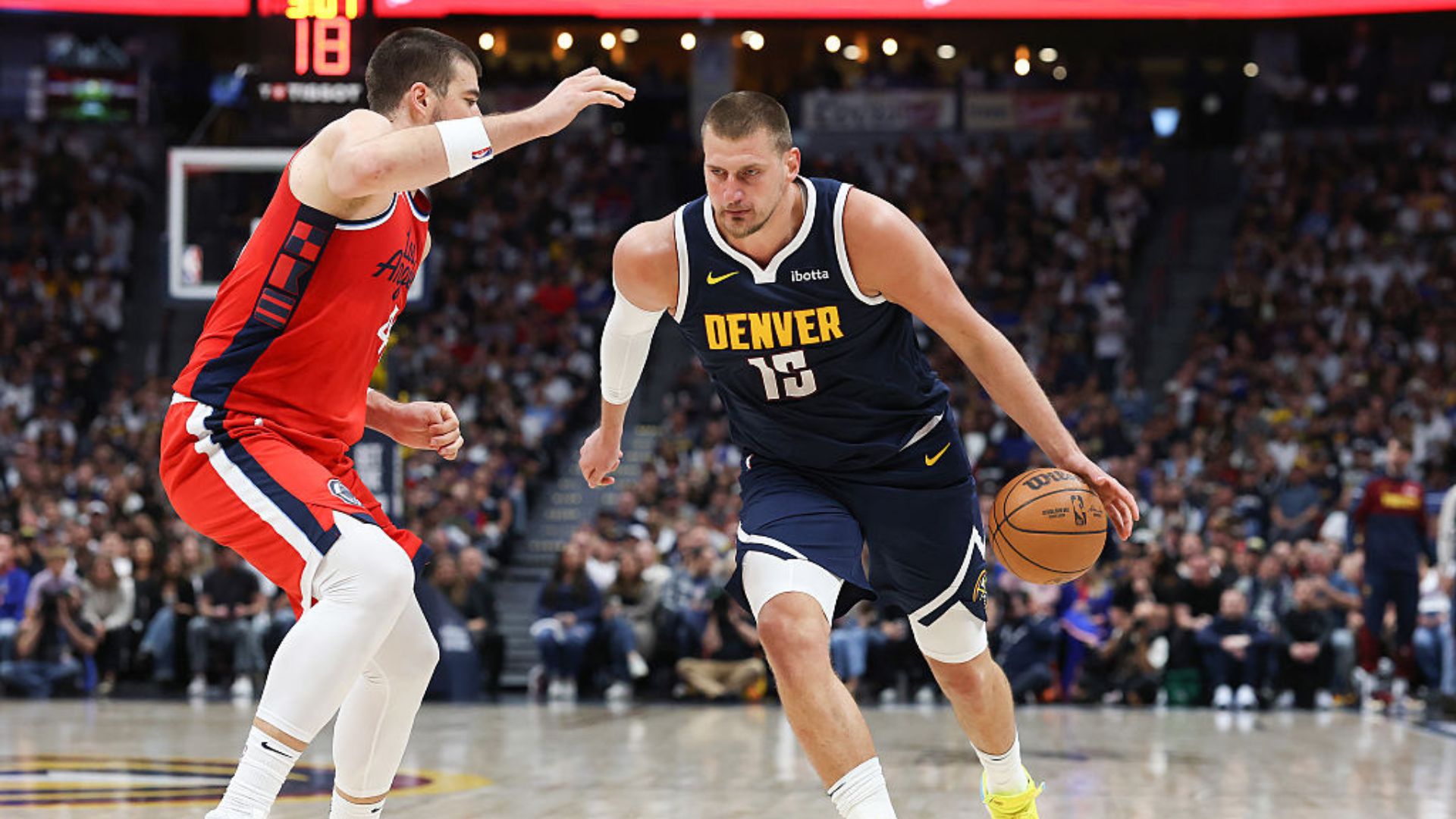 Nikola Jokic registrando um triplo-duplo nos playoffs da NBA