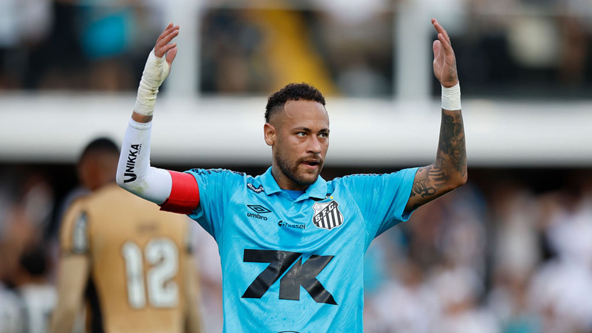 Neymar em campo durante partida de futebol