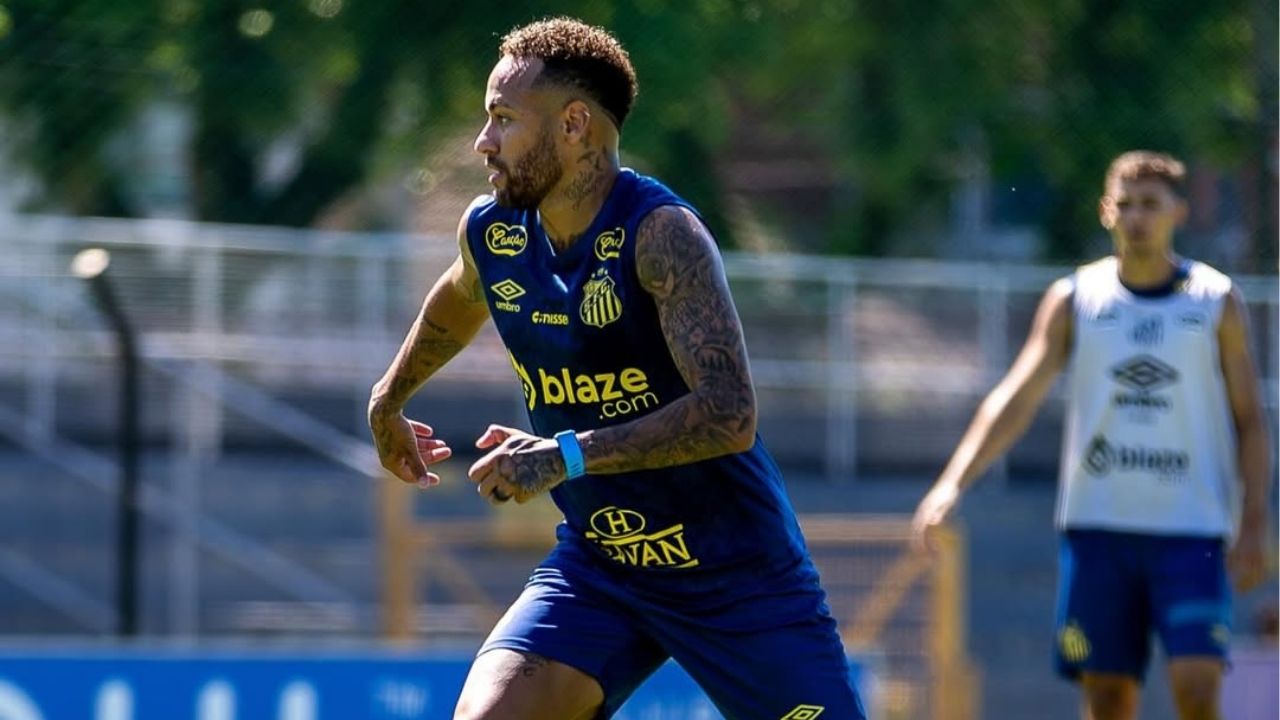 Neymar Jr. em campo, desmentindo boatos de aposentadoria