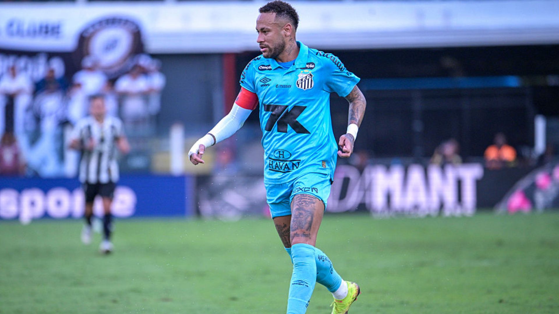 Neymar em ação durante partida de futebol
