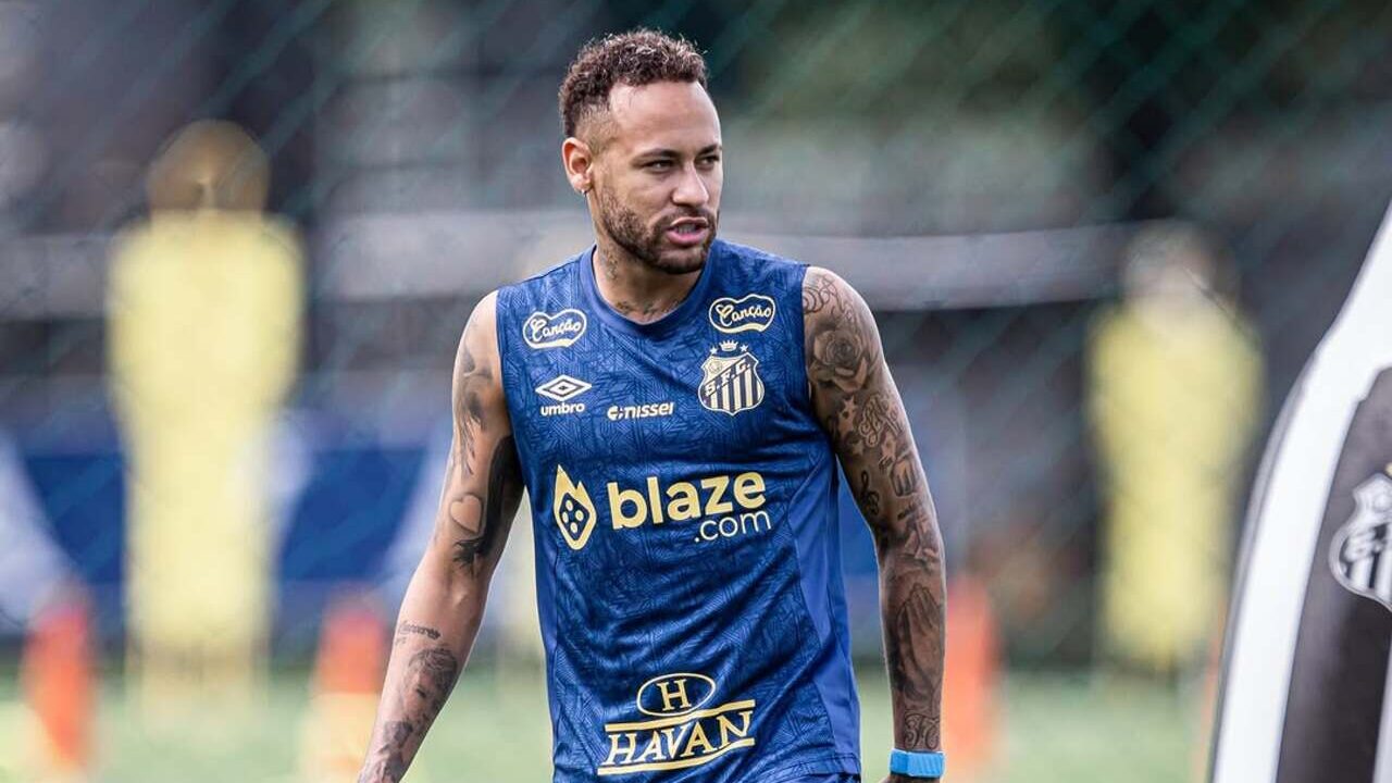 Neymar celebrando gol com a camisa do Santos