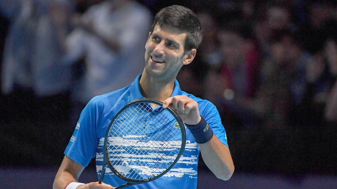 Novak Djokovic levantando troféu de Grand Slam