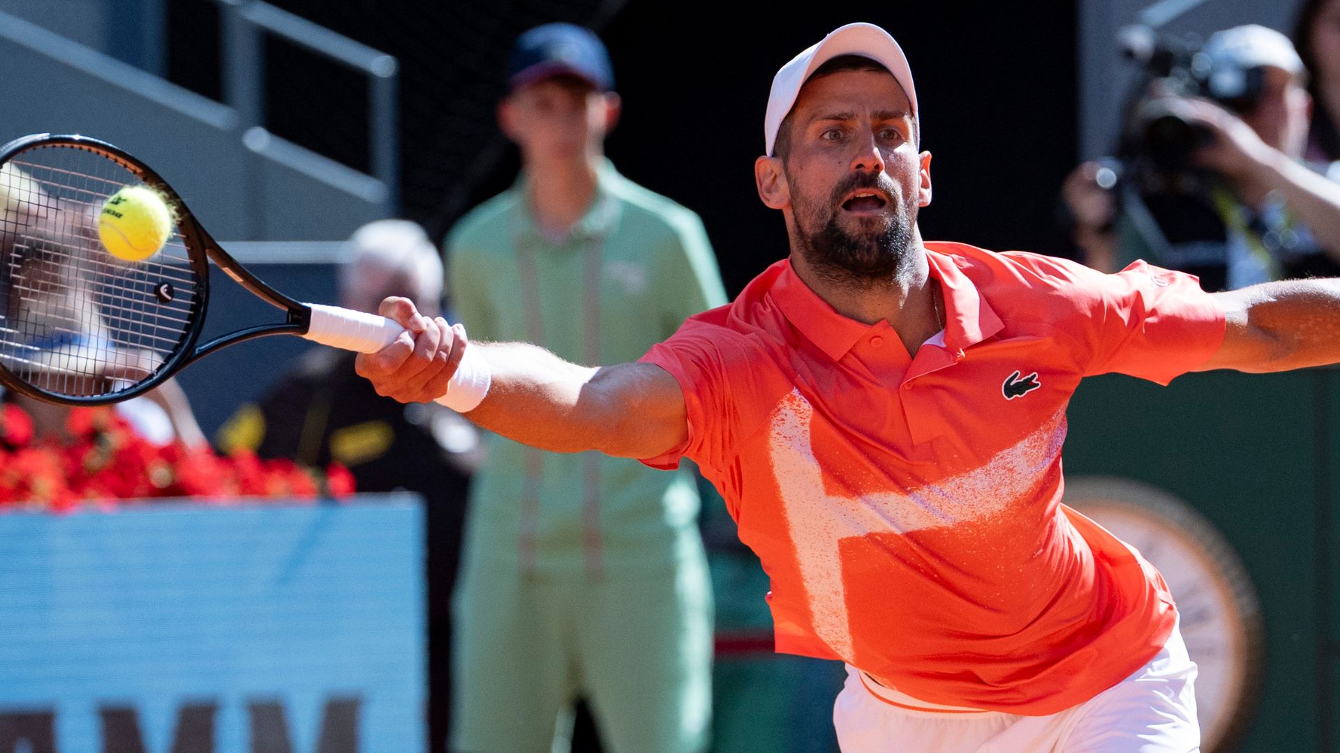 Novak Djokovic comemorando a vitória nas oitavas de final do Aberto de Genebra