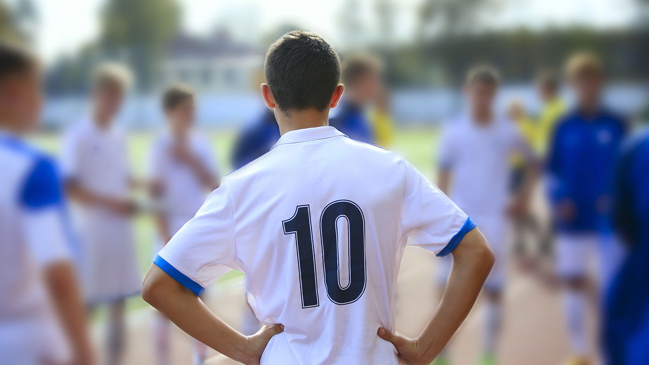Jogador de futebol com a camisa 10, símbolo de talento e liderança