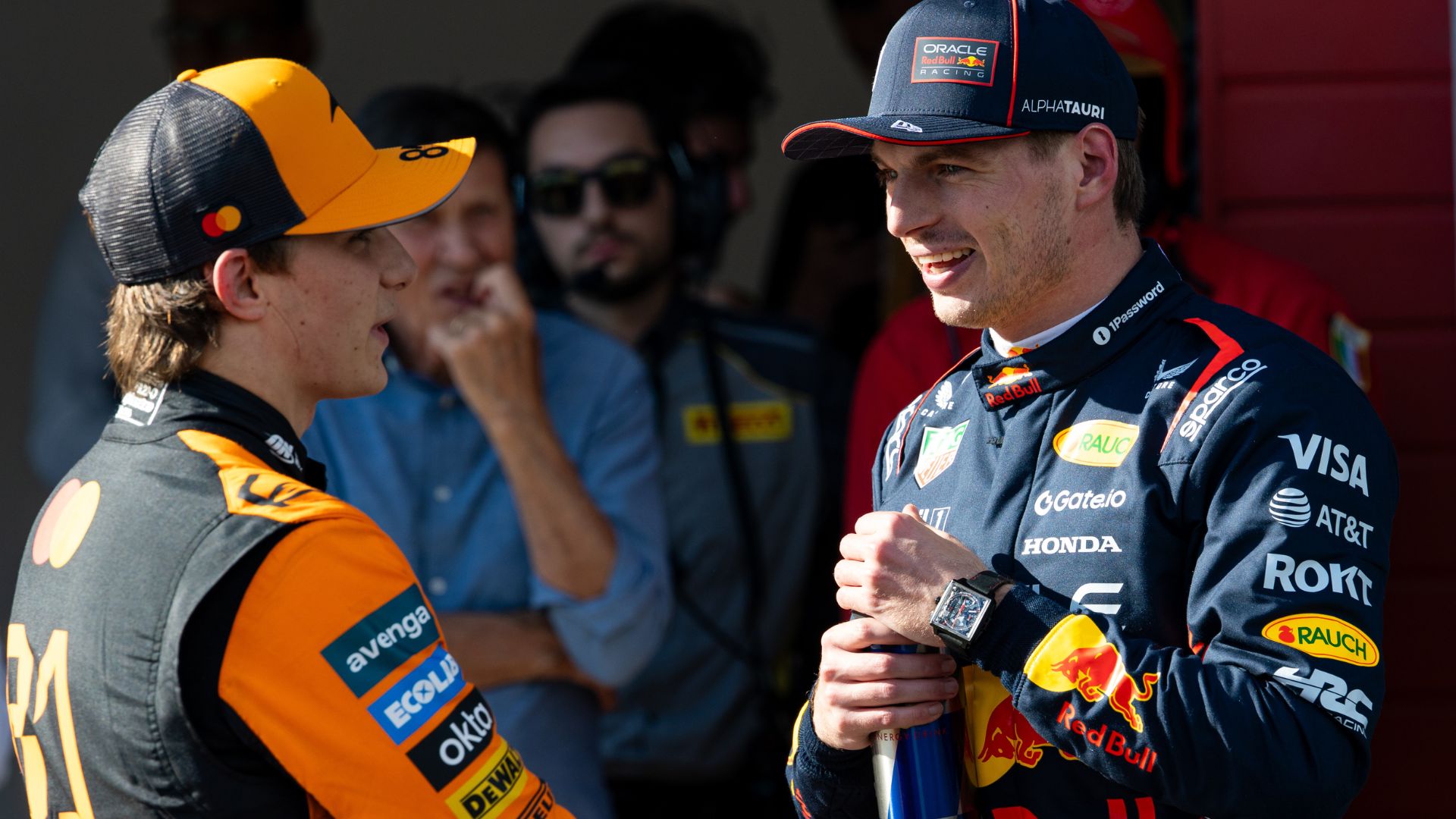 Oscar Piastri e Max Verstappen competindo na pista de F1